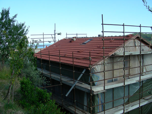 Ziegel auf dem Dach des Strohballenhauses